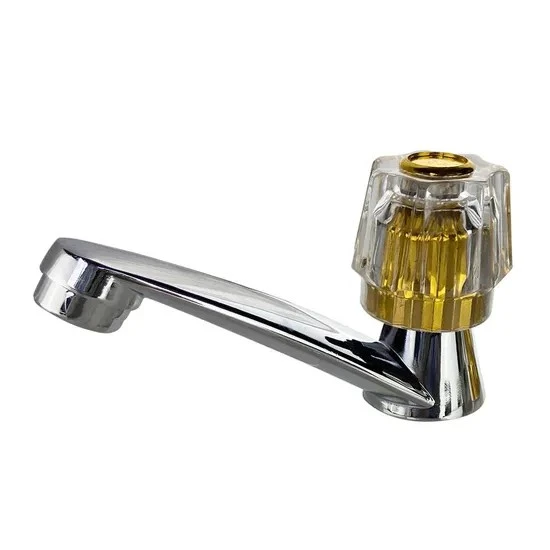 Rubinetto per lavabo in zinco montato su piano